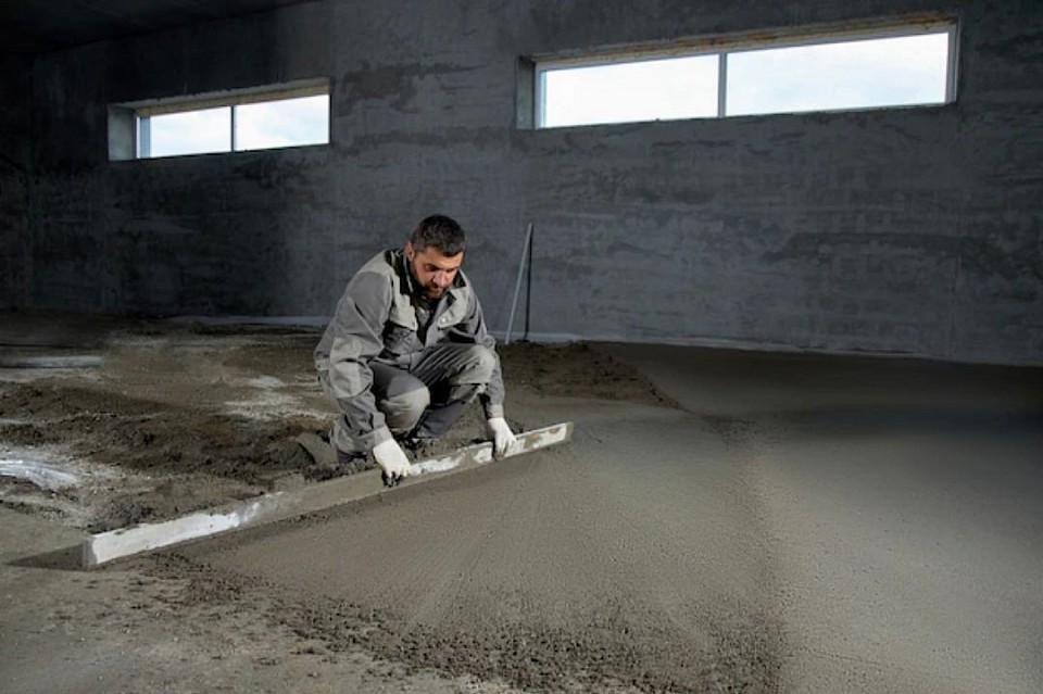 Screed and flooring